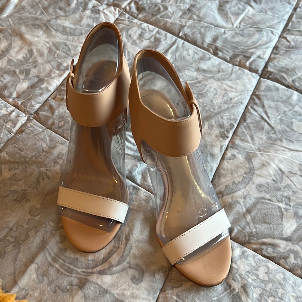 NWT Enzo Angiolini two-tone heel.